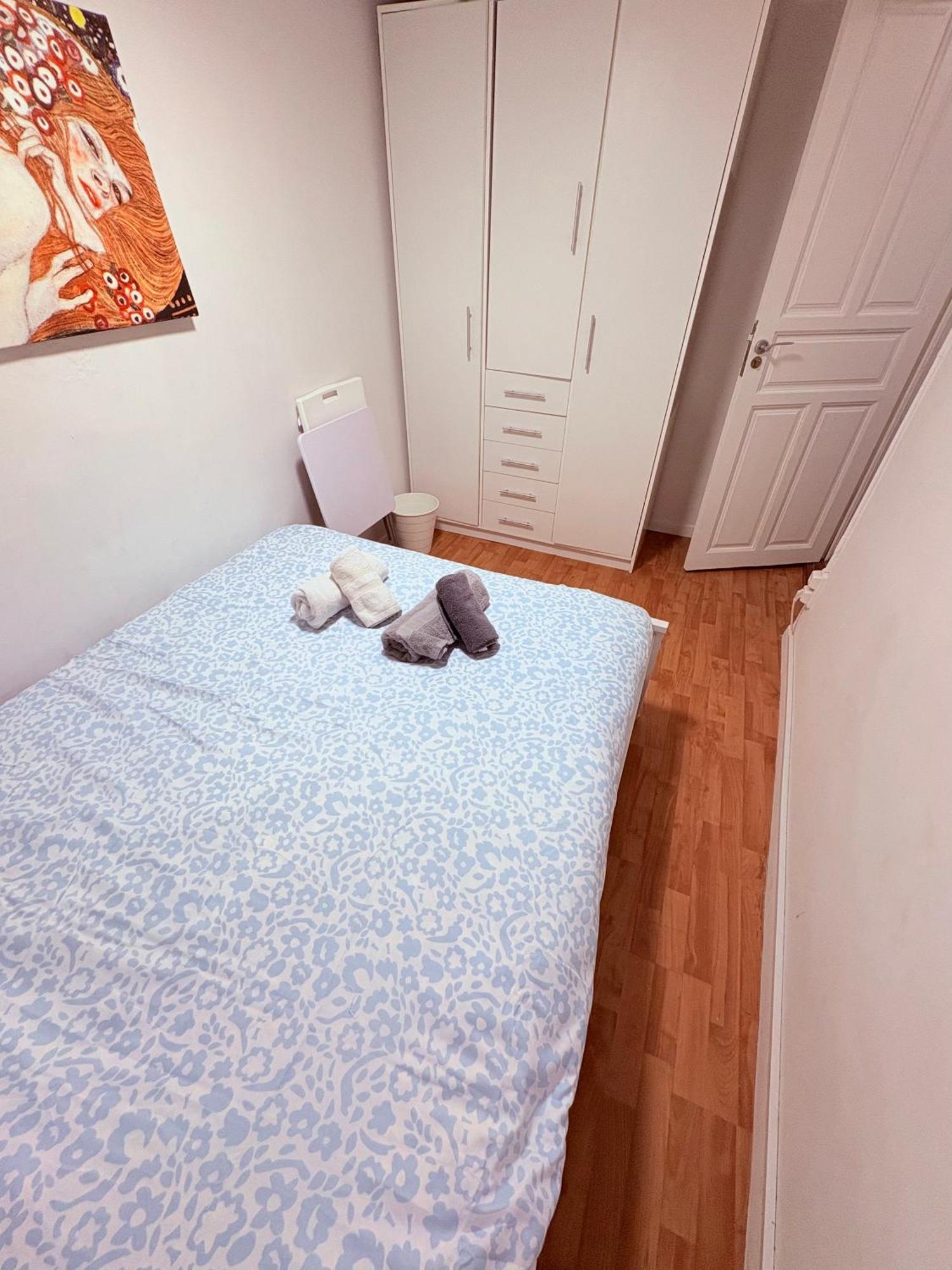 Stunning Flat For 6 People 3 Blocks From The Beach Plus Welcome Breakfast Barcelona Eksteriør billede