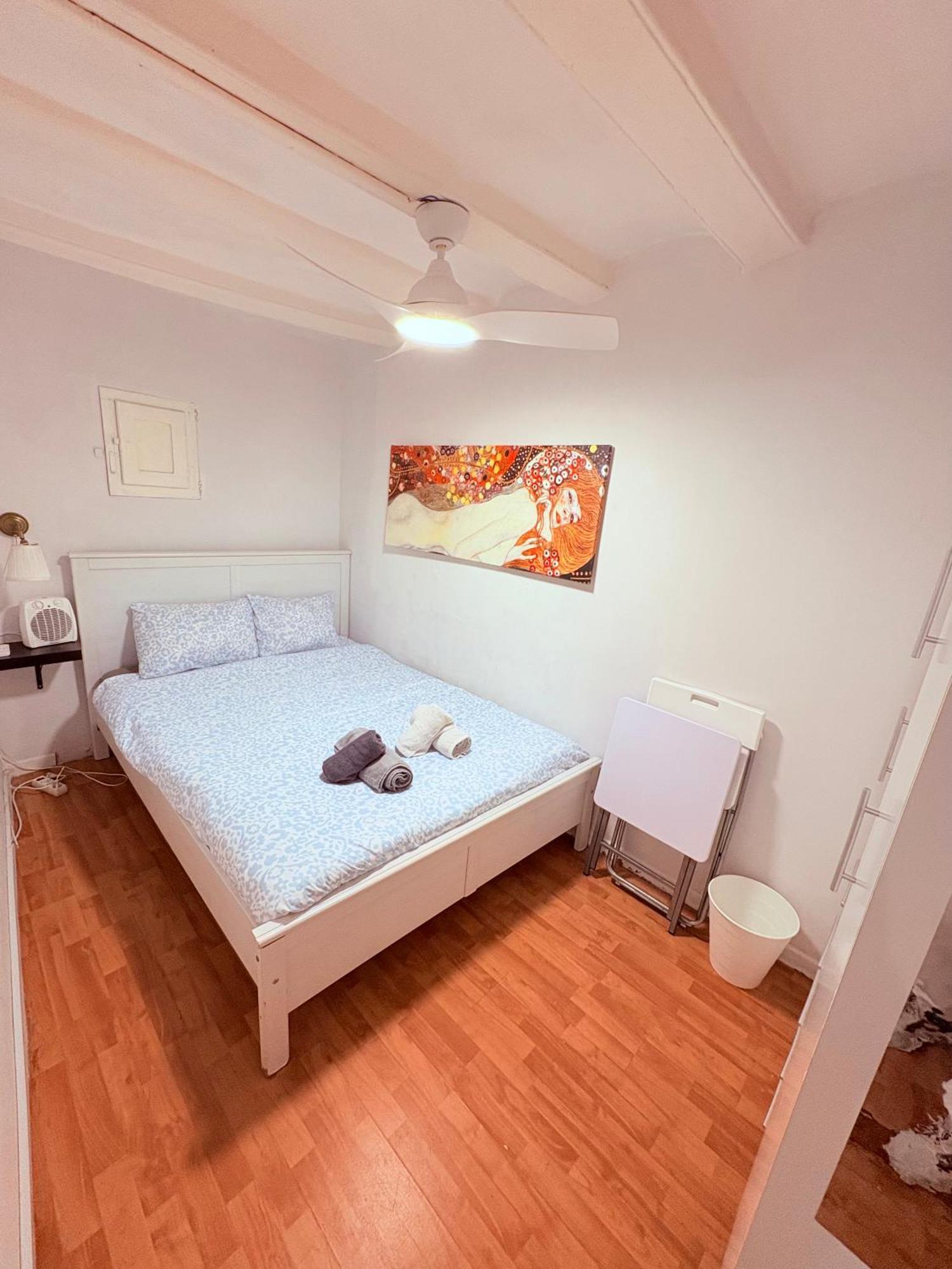 Stunning Flat For 6 People 3 Blocks From The Beach Plus Welcome Breakfast Barcelona Eksteriør billede