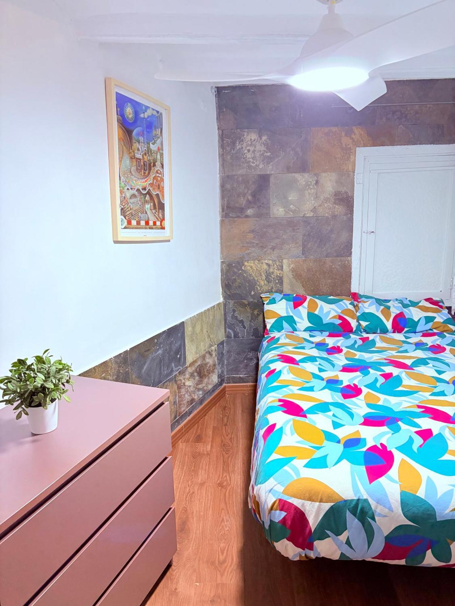 Stunning Flat For 6 People 3 Blocks From The Beach Plus Welcome Breakfast Barcelona Eksteriør billede