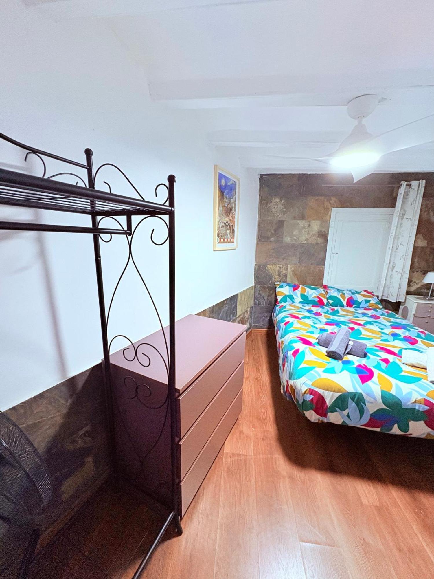 Stunning Flat For 6 People 3 Blocks From The Beach Plus Welcome Breakfast Barcelona Eksteriør billede